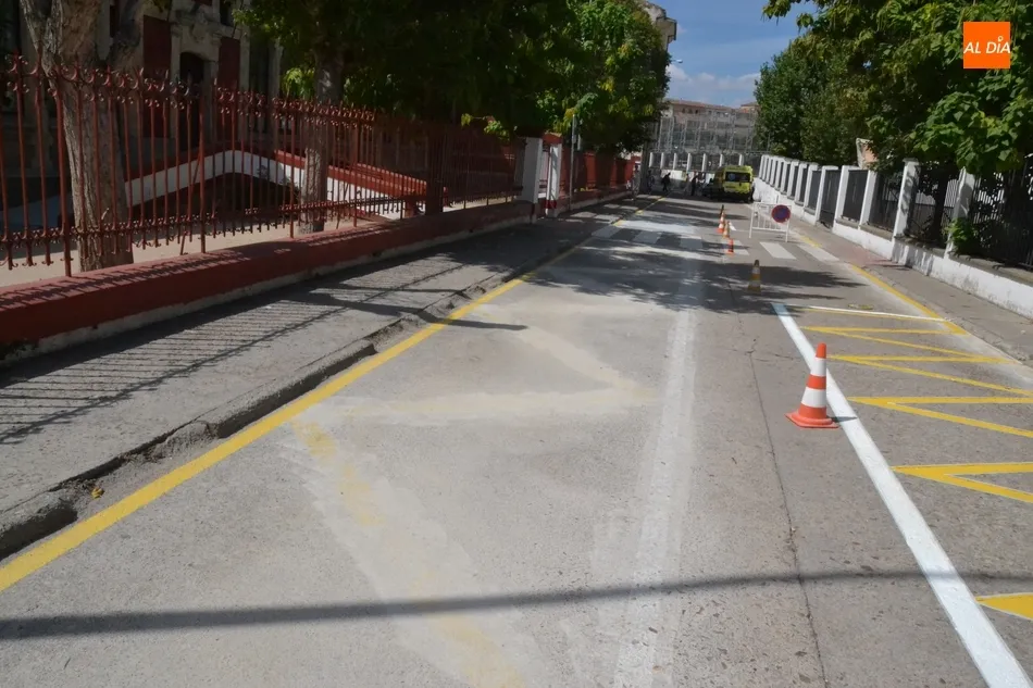 Foto 5 - Los veh&iacute;culos intercambian laterales en la calle Escuelas  