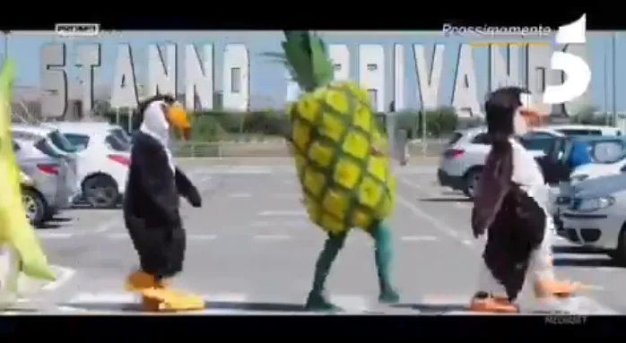 Captura del nuevo vídeo promocional, en el que aparecen los presentadores disfrazados con el mensaje al fondo de Está llegando