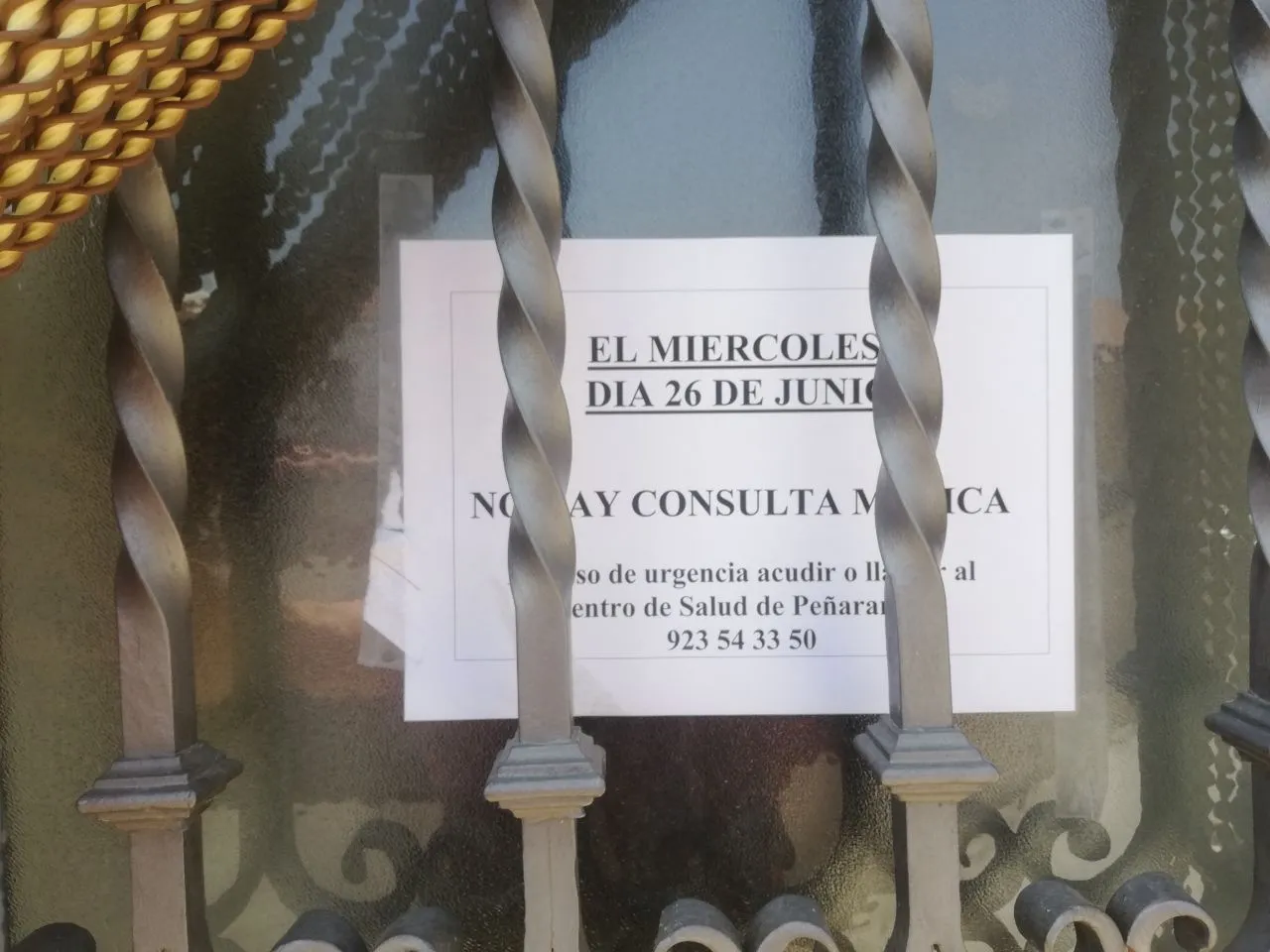 Cartel en el centro médico de un pueblo indica que no habrá consulta médica