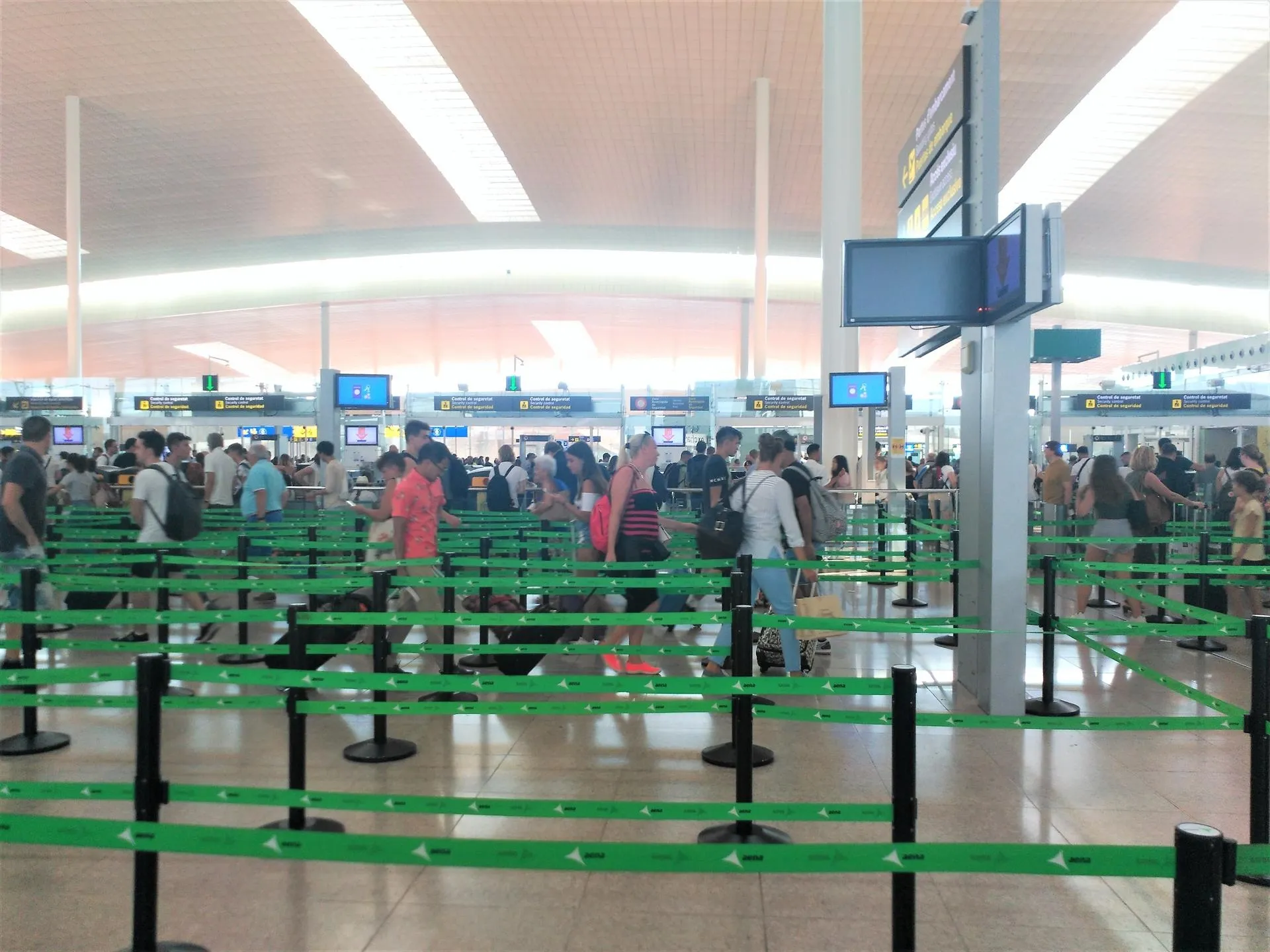 Los menores españoles que salgan fuera de España tendrán que entregar un formulario cumplimentado previamente / Europa Press