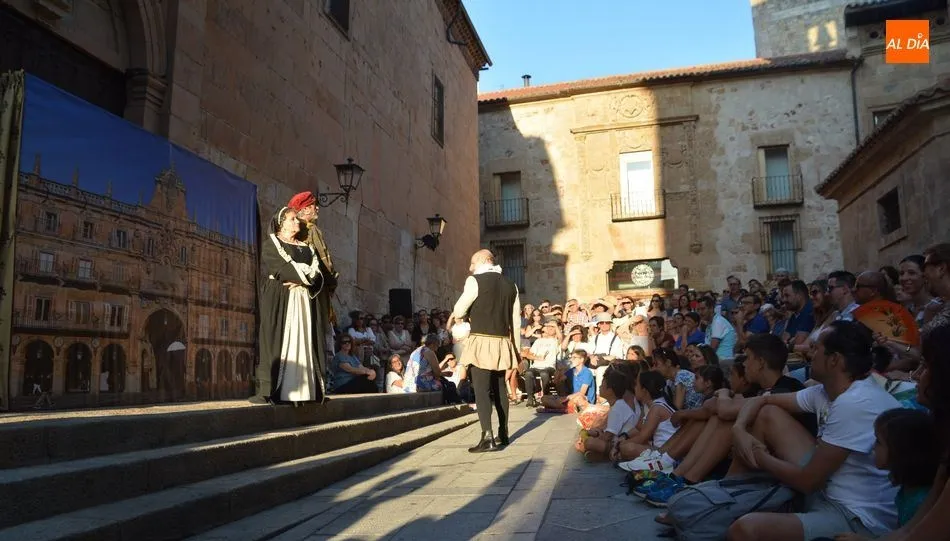 Actuación de Esfinge Teatro en la plaza de San Benito. Foto de Lydia González