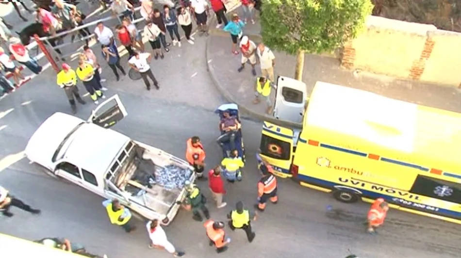 Momento en que el herido es trasladado a una ambulancia - Foto: La8 Segovia