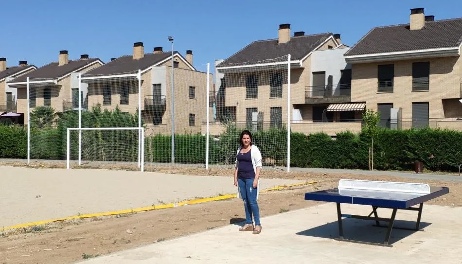 La concejal del área, Silvia González, en su visita a estas pistas deportivas