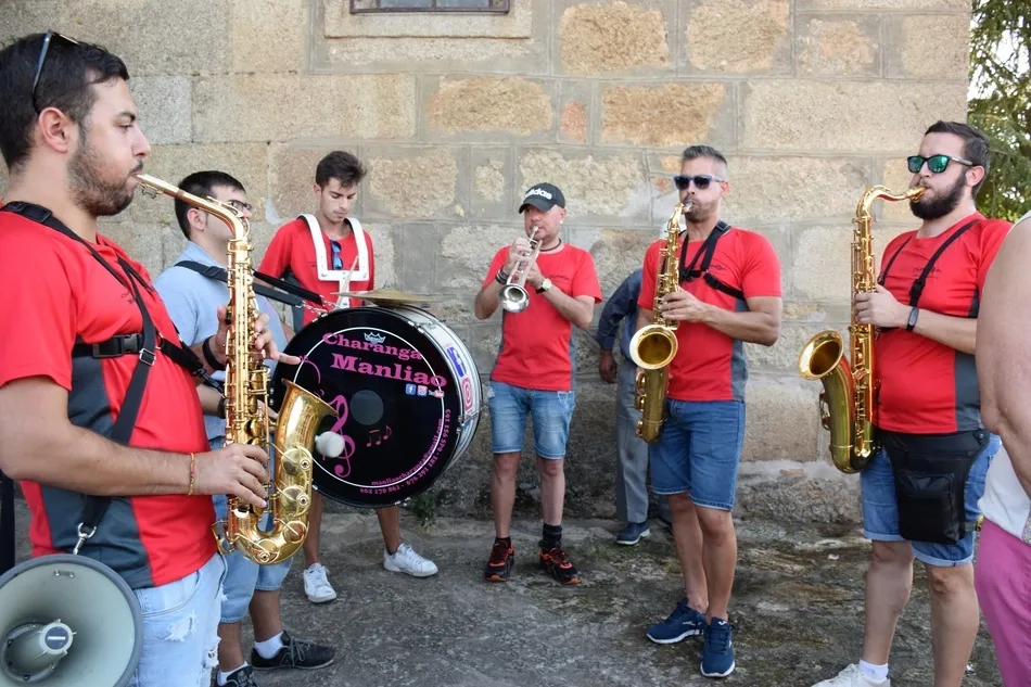 Foto 3 - Los j&oacute;venes se lo pasan en grande en la animada tarde taurina de Villar de Ciervo  