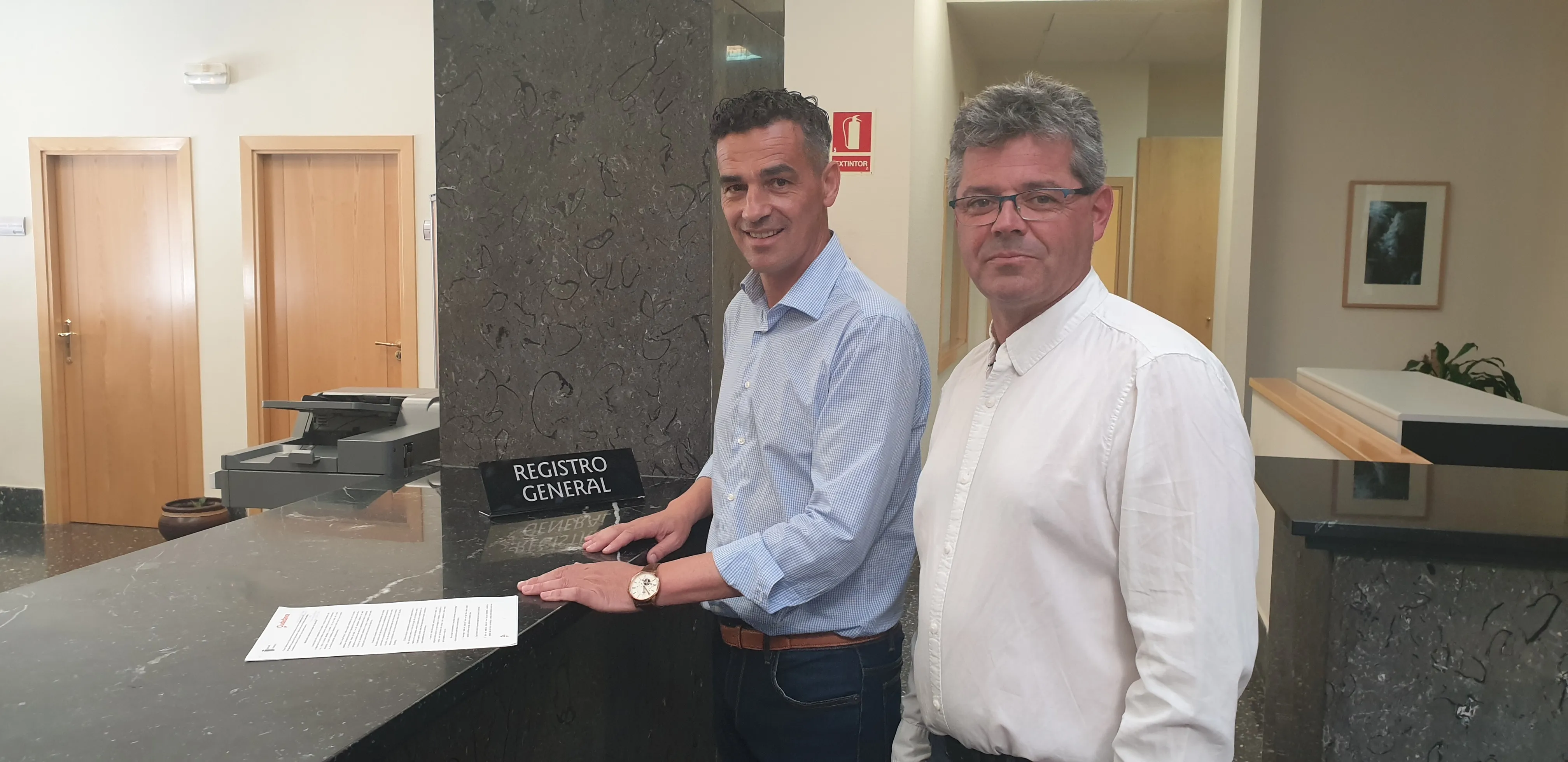 Jesús Luis de San Antonio y Manuel Hernández presentan la moción