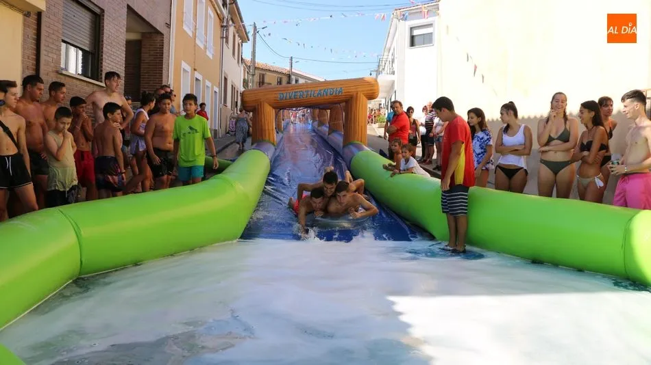 Los mayores disfrutaron tanto como los más pequeños del tobogán acuático / CORRAL