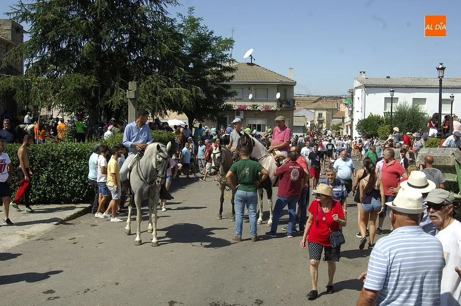 Foto 4 - Villar de Ciervo vive un largo y peligroso encierro a caballo  