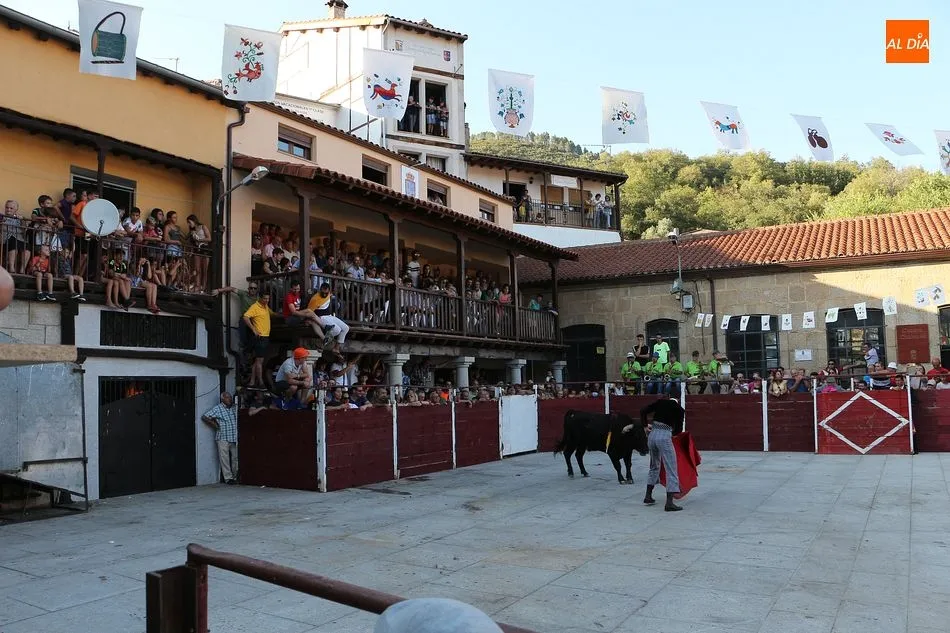 Foto 9 - Lleno en la novillada de Santiba&ntilde;ez de la Sierra para despedir las fiestas