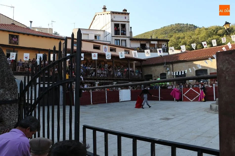 Foto 8 - Lleno en la novillada de Santiba&ntilde;ez de la Sierra para despedir las fiestas