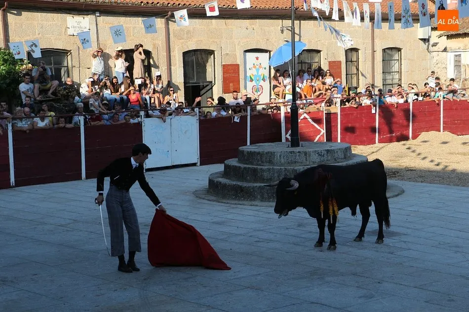 Foto 7 - Lleno en la novillada de Santiba&ntilde;ez de la Sierra para despedir las fiestas