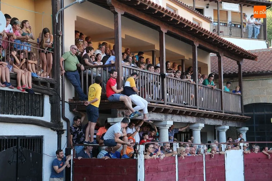 Foto 3 - Lleno en la novillada de Santiba&ntilde;ez de la Sierra para despedir las fiestas