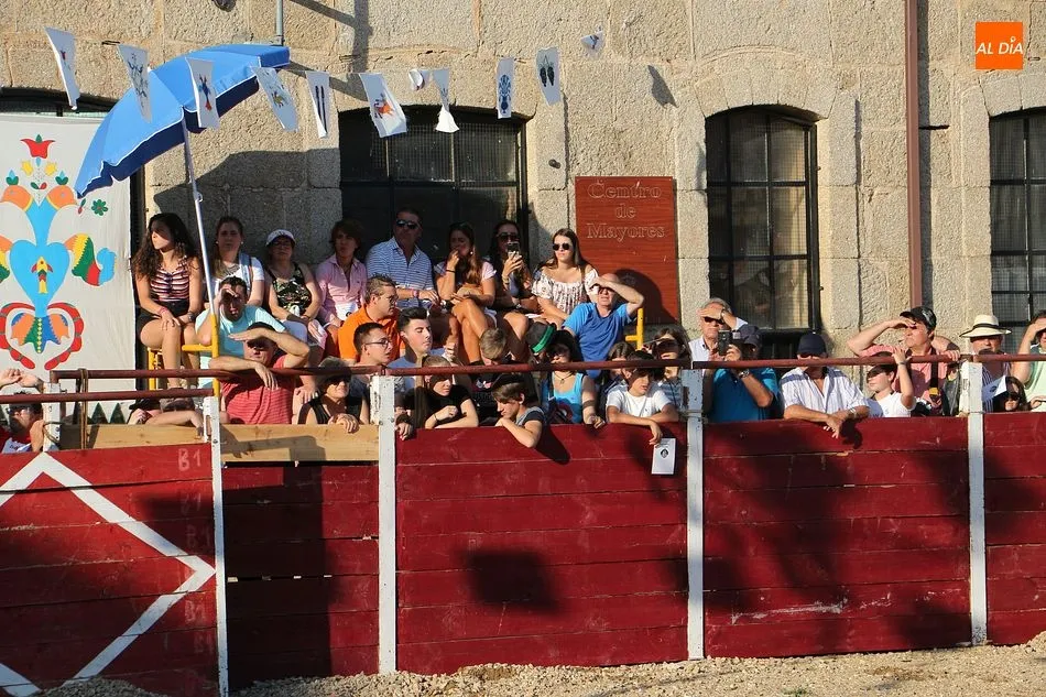 Foto 4 - Lleno en la novillada de Santiba&ntilde;ez de la Sierra para despedir las fiestas