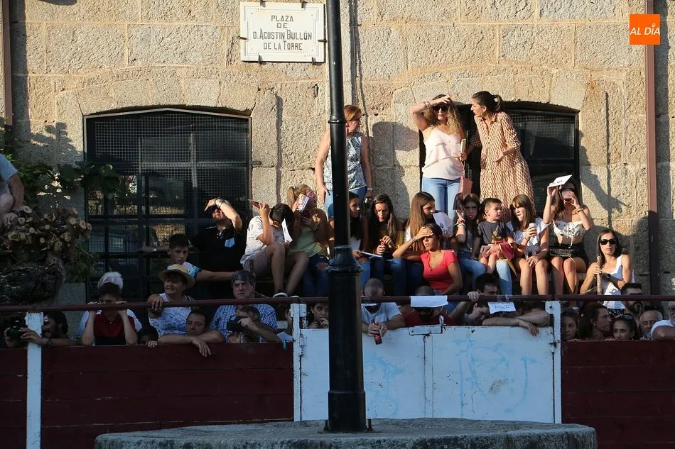 Foto 2 - Lleno en la novillada de Santiba&ntilde;ez de la Sierra para despedir las fiestas