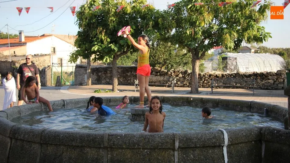 Los más pequeños continúan con la tradición de lanzarse a las aguas del caño / MARIBEL
