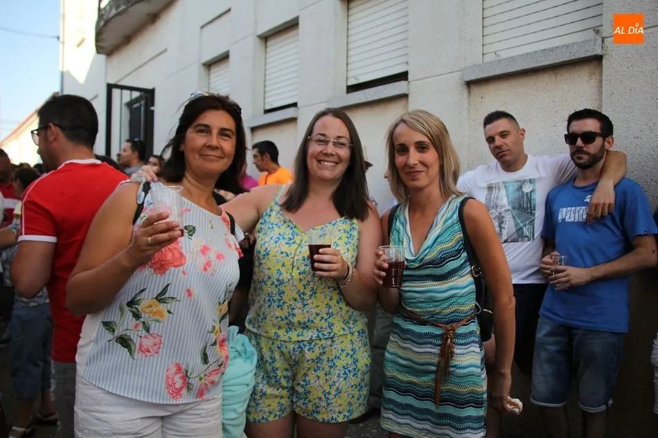 Foto 3 - Con el chupinazo y el preg&oacute;n arrancan las fiestas de &lsquo;La Madrinas&rsquo; en Encinasola de los...