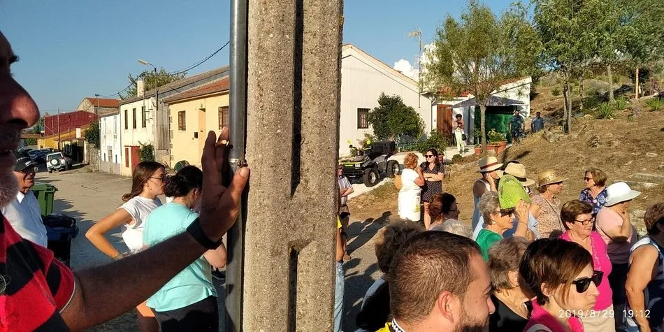 Foto 2 - Nueva concentraci&oacute;n vecinal en protesta por el quitamiedos de la calle Las Eras