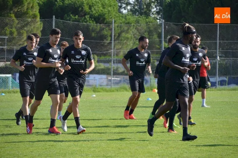 Los jugadores de Unionistas realizan carrera continua / Pedro Zaballos