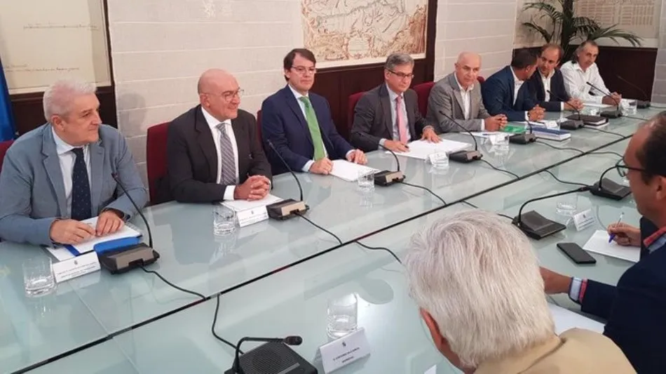 Reunión que representantes del sector han mantenido este viernes con el presidente de la Junta, Alfonso Fernández Mañueco