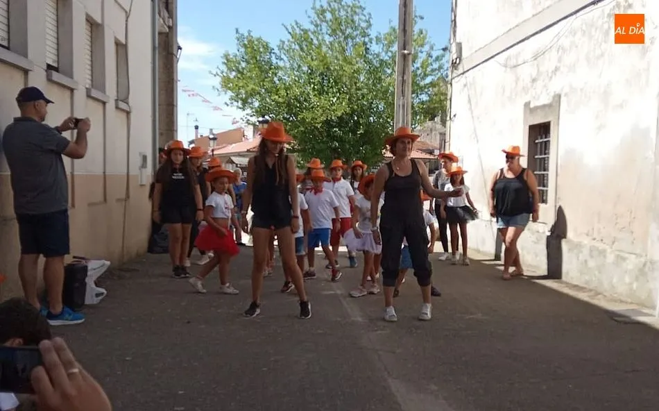 Foto 3 - Encinasola de los Comendadores disfruta de un d&iacute;a entre bailes  