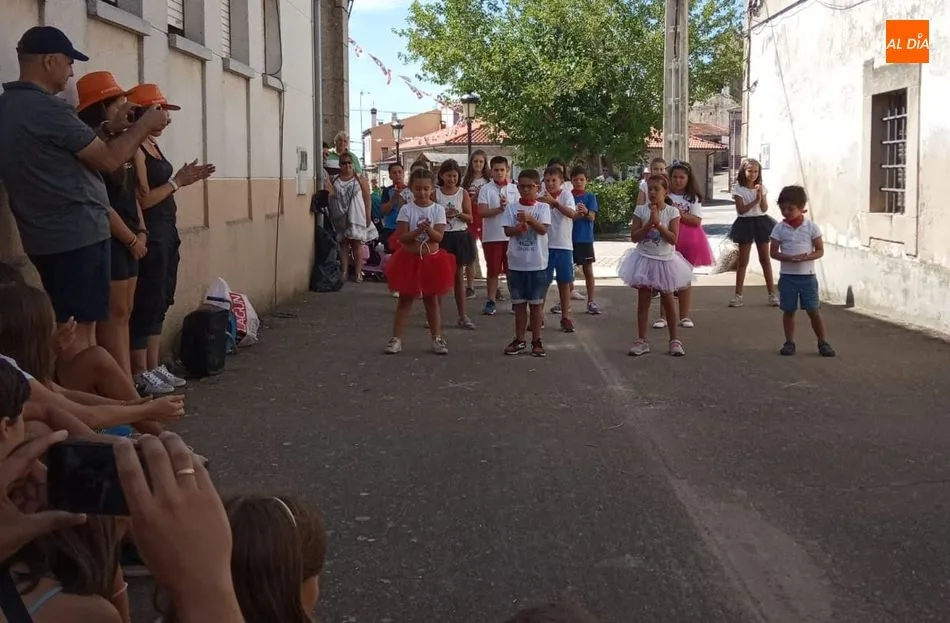 Foto 2 - Encinasola de los Comendadores disfruta de un d&iacute;a entre bailes  