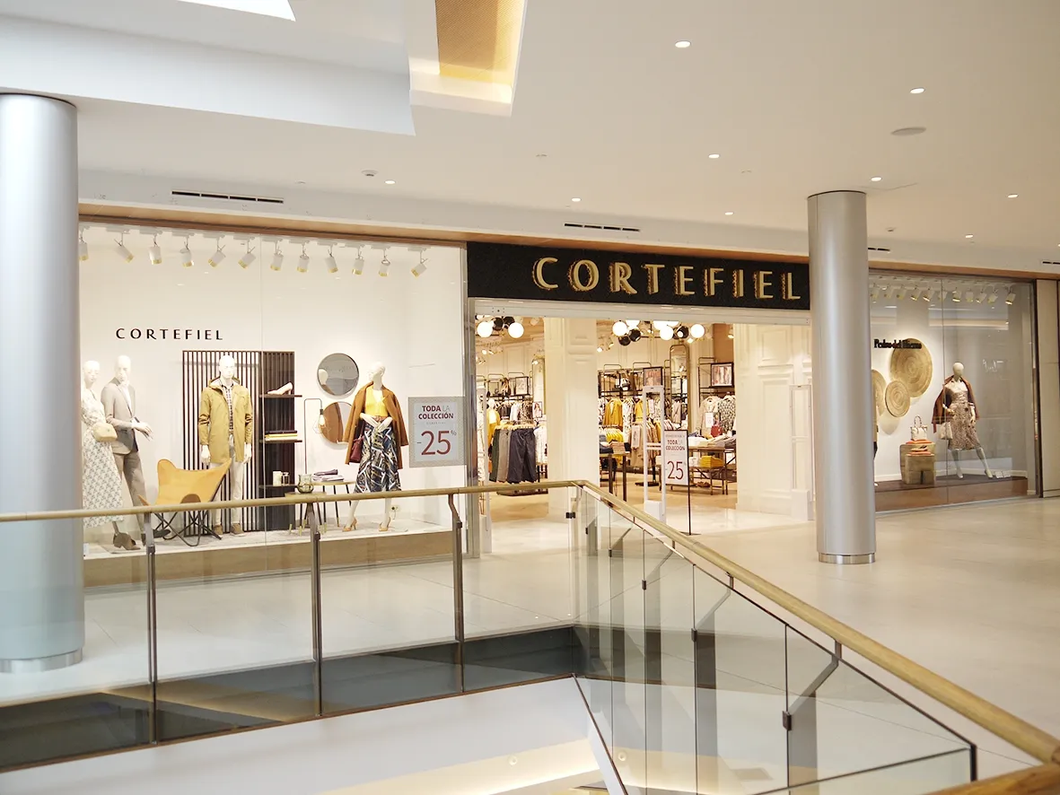 Escaparate de la tienda de Cortefiel en el Tormes