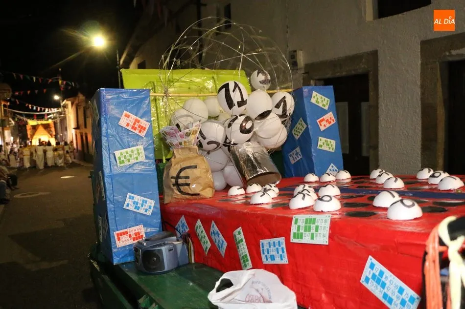 Foto 10 - Divertido y participativo desfile de carrozas en Pere&ntilde;a de la Ribera  