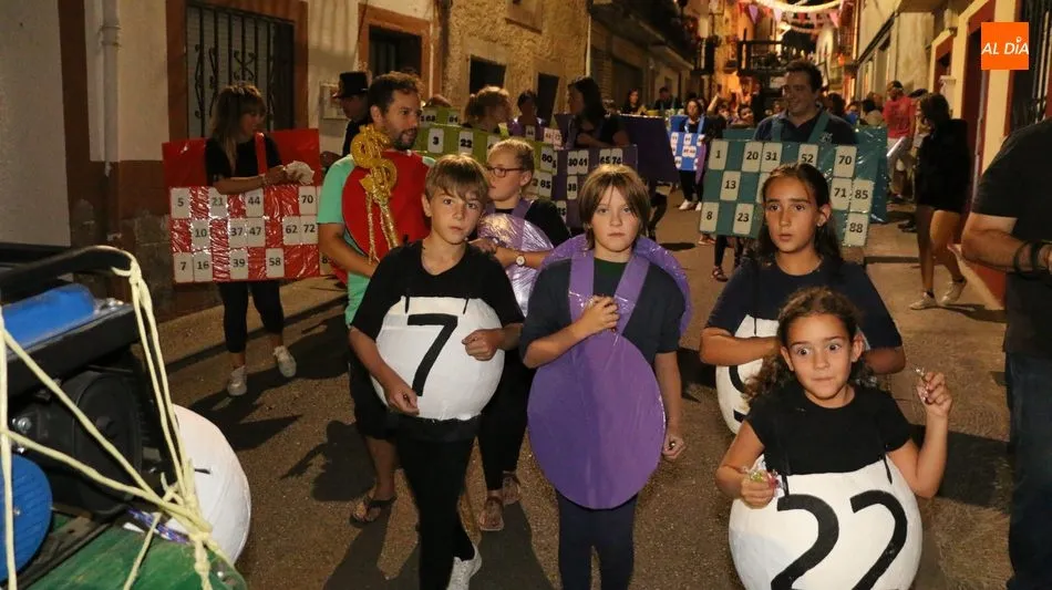 Foto 9 - Divertido y participativo desfile de carrozas en Pere&ntilde;a de la Ribera  