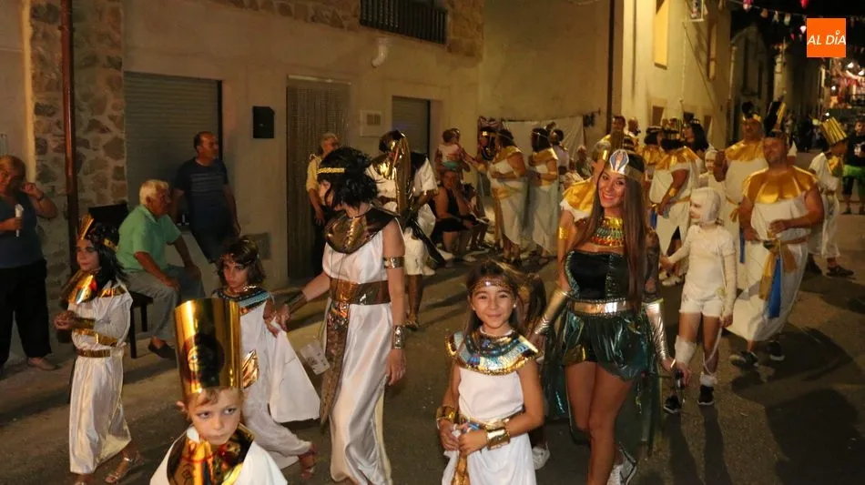 Foto 8 - Divertido y participativo desfile de carrozas en Pere&ntilde;a de la Ribera  