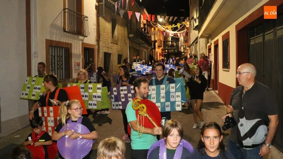 Foto 6 - Divertido y participativo desfile de carrozas en Pere&ntilde;a de la Ribera  