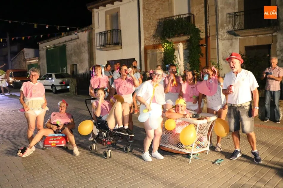 Foto 2 - Divertido y participativo desfile de carrozas en Pere&ntilde;a de la Ribera  