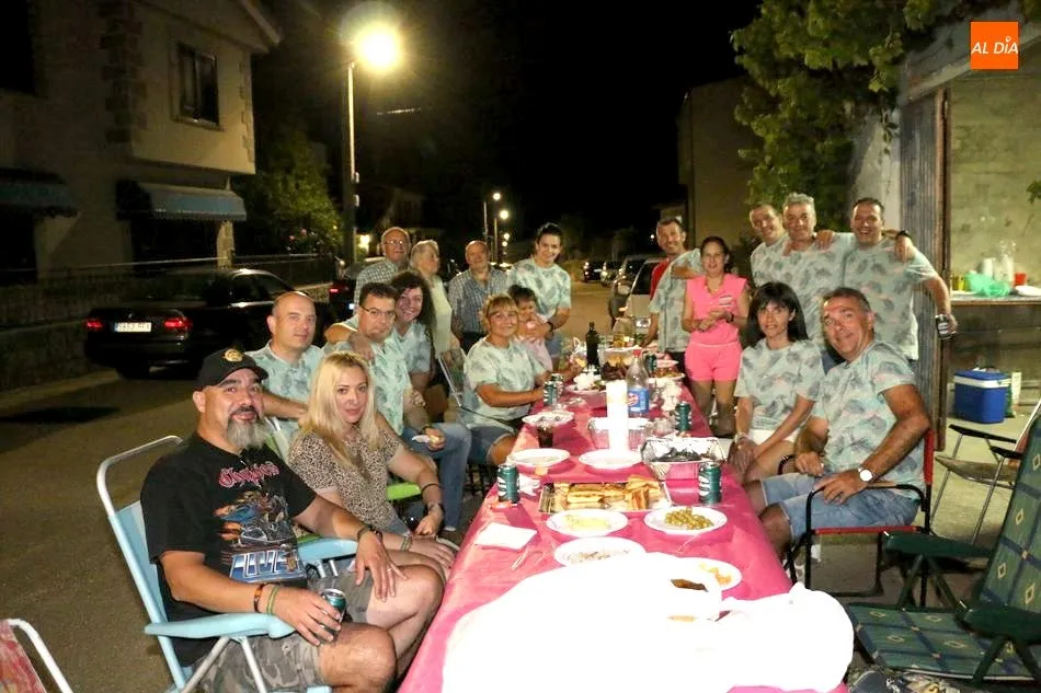 Divertido y participativo desfile de carrozas en Pereña de la Ribera  
