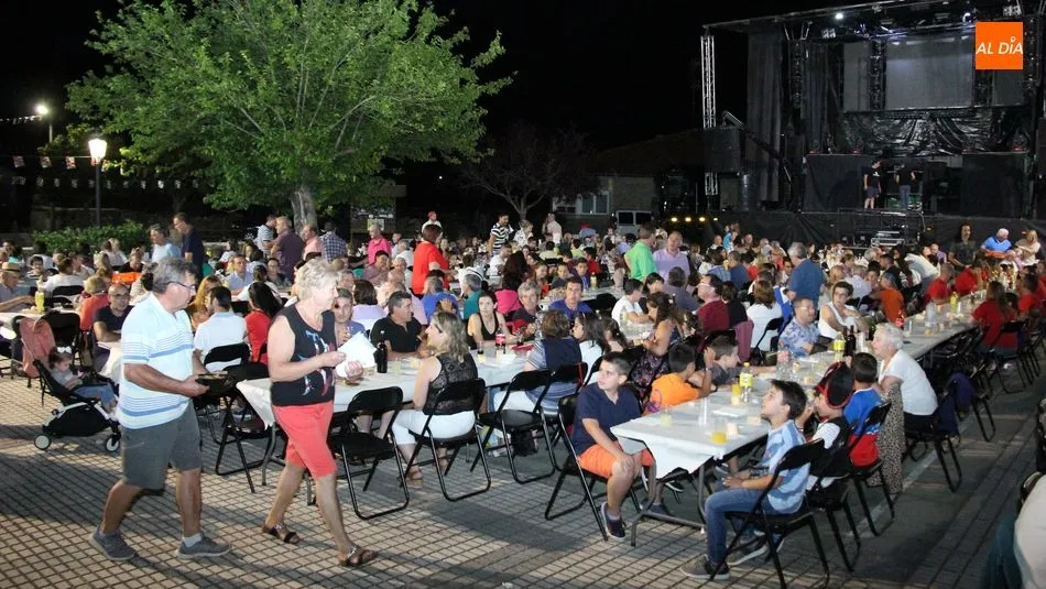 Los vecinos de Encinasola volvieron a llenar la plaza para dar cuenta de la caldereta