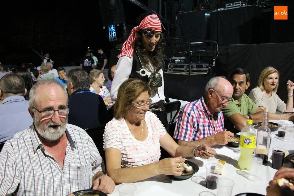 Foto 2 - Encinasola de los Comendadores pone sabor a sus fiestas con una caldereta  