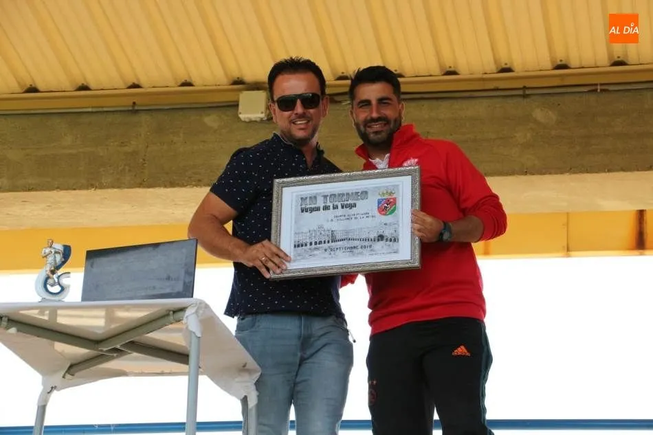 Foto 7 - El CD Carbajosa gana al Real Monterrey y se hace con el XII Torneo Virgen de la Vega