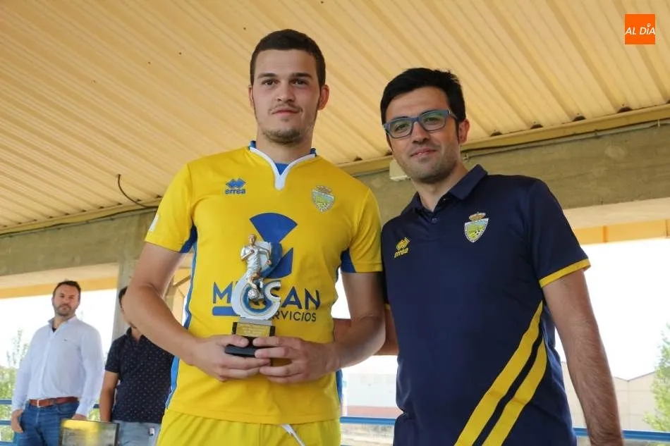 Foto 6 - El CD Carbajosa gana al Real Monterrey y se hace con el XII Torneo Virgen de la Vega
