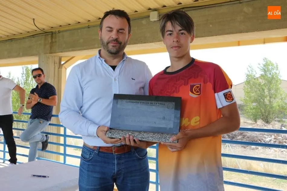 Foto 5 - El CD Carbajosa gana al Real Monterrey y se hace con el XII Torneo Virgen de la Vega
