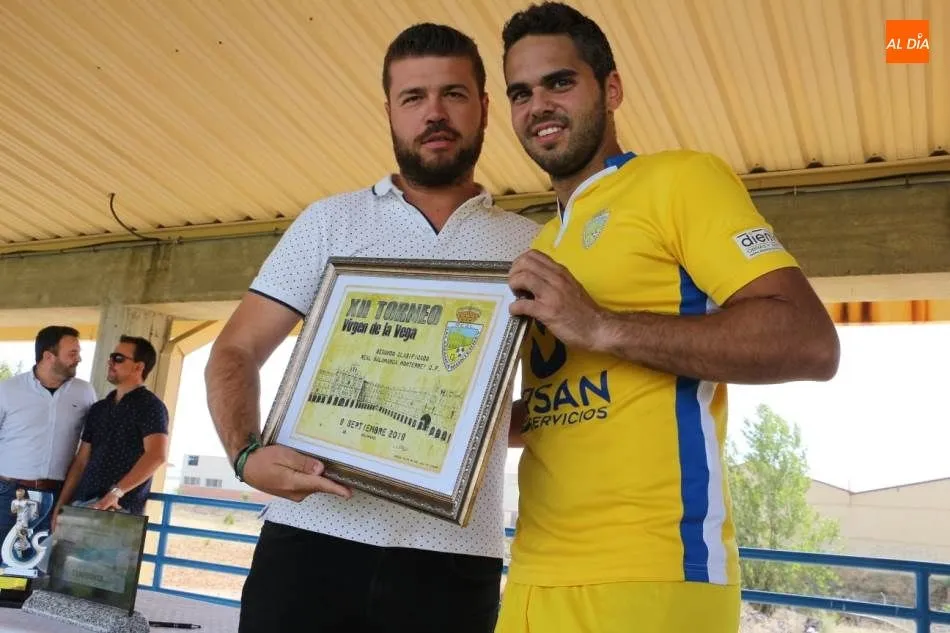 Foto 4 - El CD Carbajosa gana al Real Monterrey y se hace con el XII Torneo Virgen de la Vega