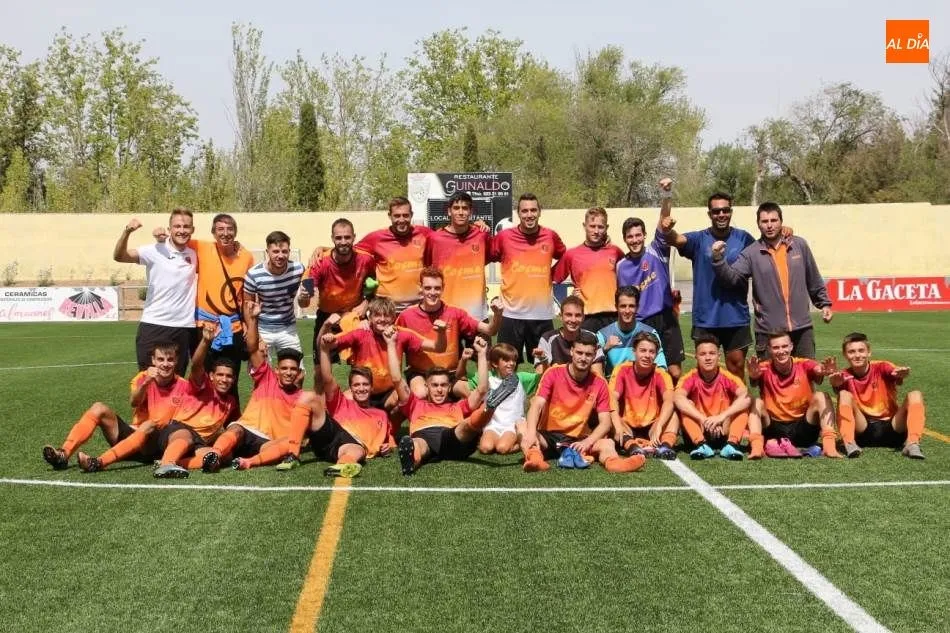Foto 2 - El CD Carbajosa gana al Real Monterrey y se hace con el XII Torneo Virgen de la Vega
