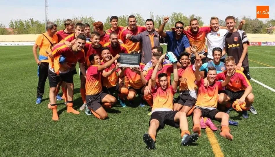 El CD Carbajosa celebrando su título de campeón. Foto de Kiko Robles