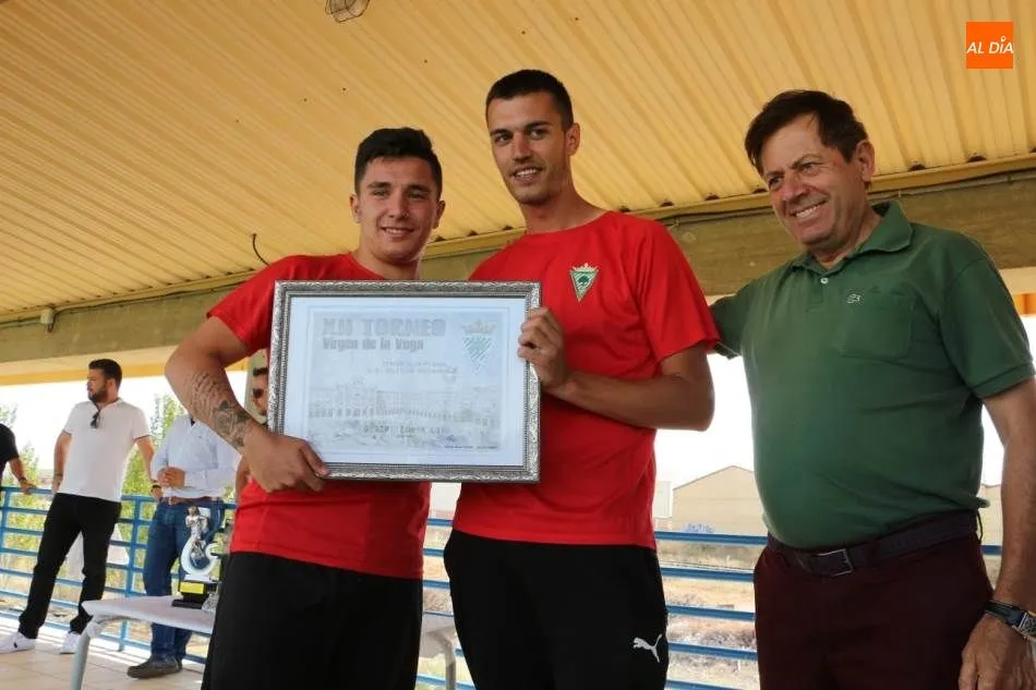 Foto 3 - El CD Carbajosa gana al Real Monterrey y se hace con el XII Torneo Virgen de la Vega