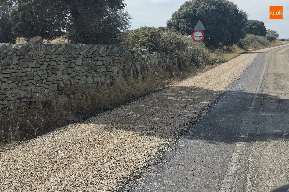 Foto 3 - Quejas por la grava suelta en las carreteras de la comarca