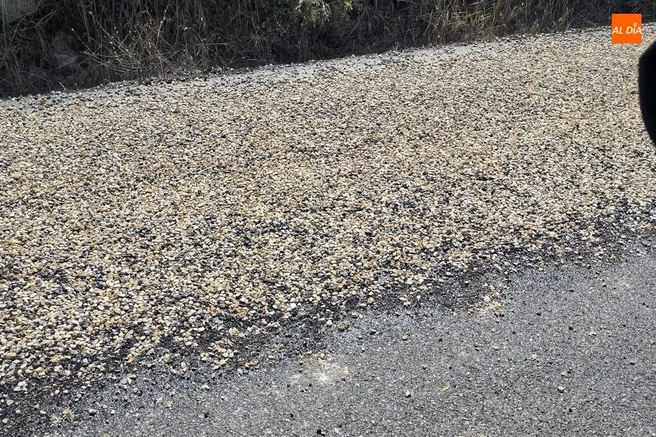 Foto 2 - Quejas por la grava suelta en las carreteras de la comarca