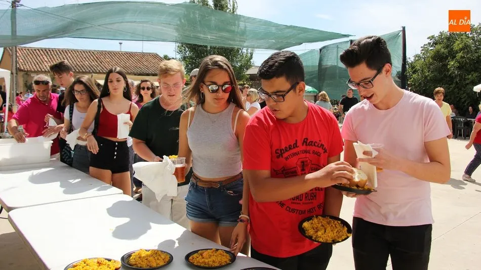 Mayores, jóvenes y niños degustaron la paella ofrecida por el Ayuntamiento / MARIBEL