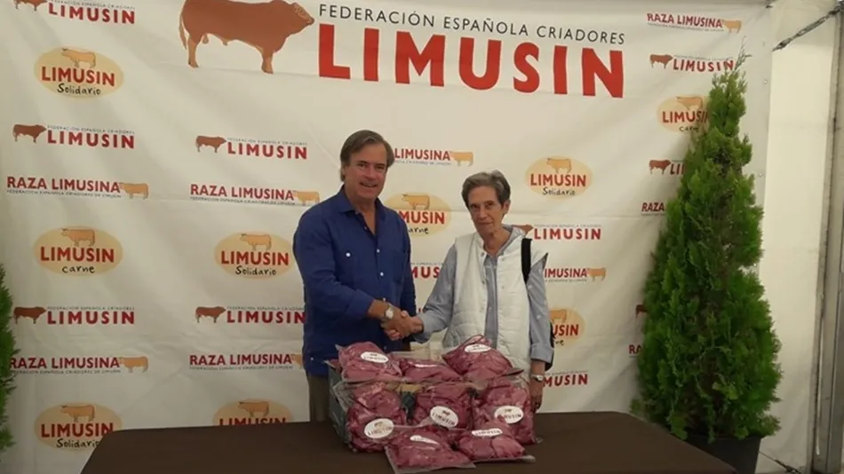 Pedro Domecq, presidente de la Federación Española de Criadores de Limusín, y Carmen Calzada, directora de Cáritas Salamanca