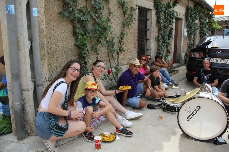 Foto 7 - En Villares de Yeltes reponen fuerzas con una exquisita paella  