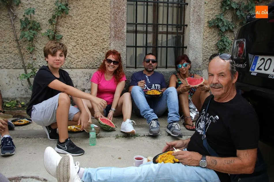 Foto 6 - En Villares de Yeltes reponen fuerzas con una exquisita paella  