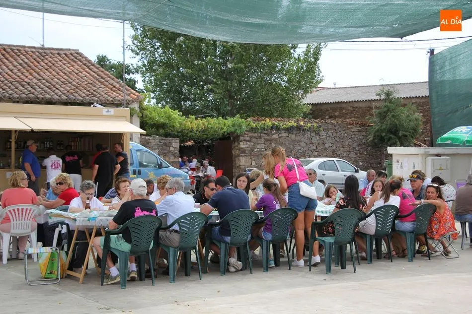 Foto 5 - En Villares de Yeltes reponen fuerzas con una exquisita paella  