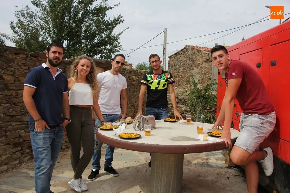 Foto 2 - En Villares de Yeltes reponen fuerzas con una exquisita paella  