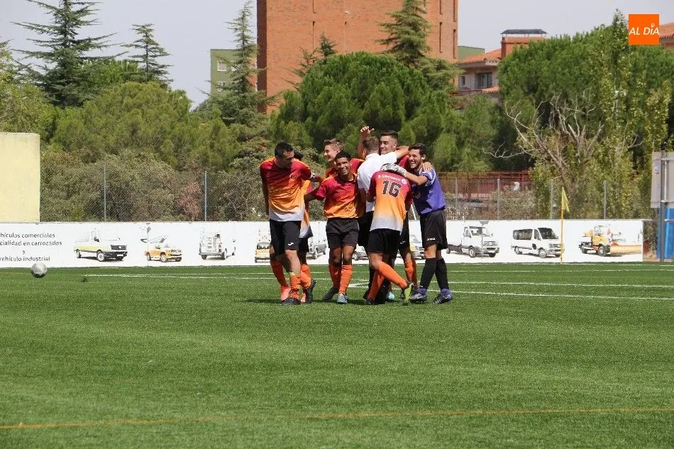 Foto 10 - El CD Carbajosa gana al Real Monterrey y se hace con el XII Torneo Virgen de la Vega