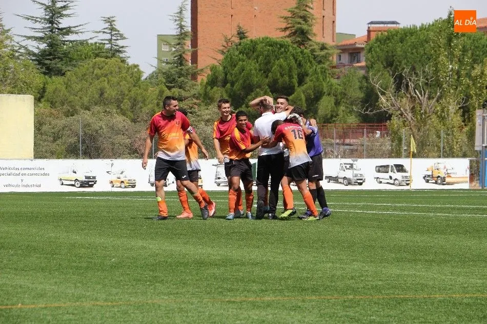 Foto 9 - El CD Carbajosa gana al Real Monterrey y se hace con el XII Torneo Virgen de la Vega
